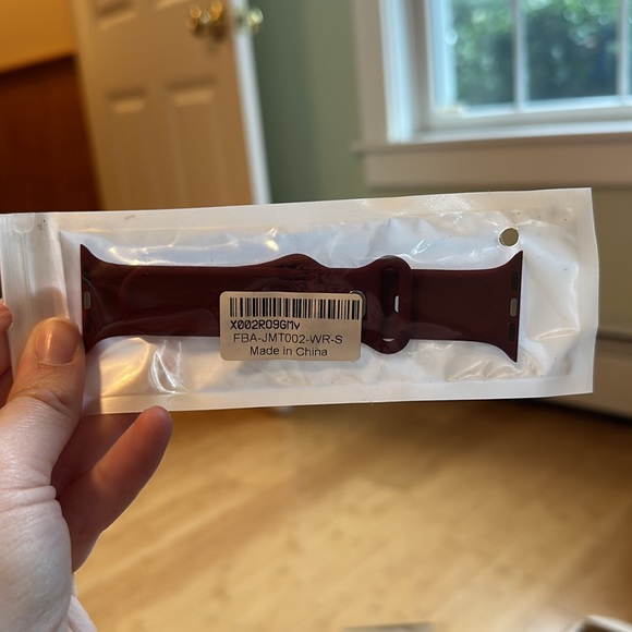Apple Watch Wristband (Miscellaneous Brand) Burgundy - Picture 4 of 5
